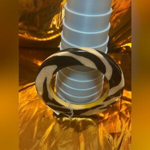 Zebra large thin bangle in acrylic